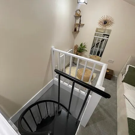 Unique Duplex Free Parking Free Wi-fi 6 Minutes From Leeds Centre דירה
