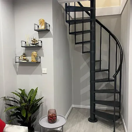 Unique Duplex Free Parking Free Wi-fi 6 Minutes From Leeds Centre