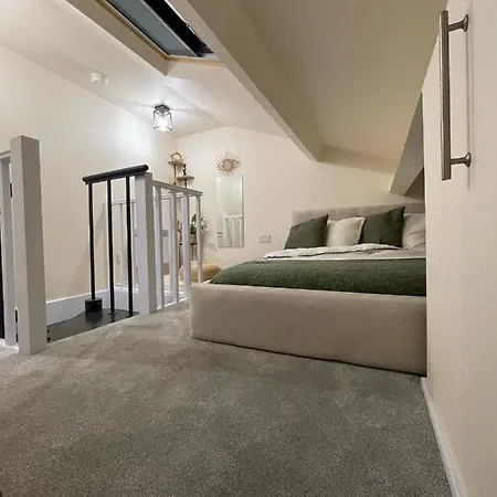 Unique Duplex Free Parking Free Wi-fi 6 Minutes From Leeds Centre *