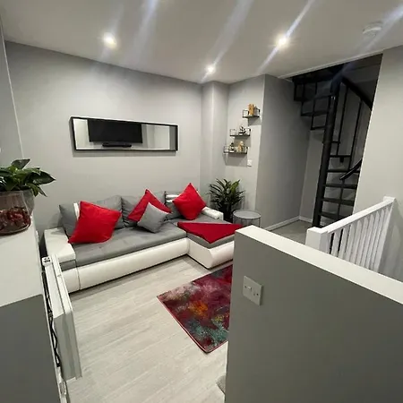 Unique Duplex Free Parking Free Wi-fi 6 Minutes From Leeds Centre *